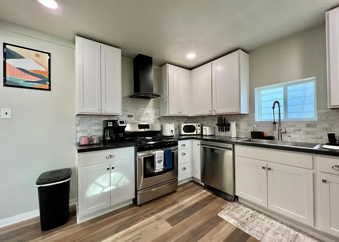 Modern Style Home Near Dt Indy & Major Attractions